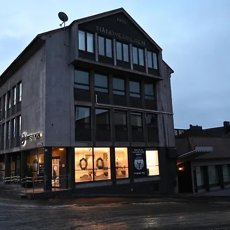 Centrally Located In The Middle Of The Center With 2 Bedrooms *
